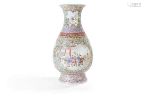 Vase en porcelaine polychrome à décor d'enfants... - Lot 221...