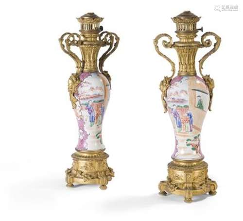 Paire de vases balustres en porcelaine émaillée... - Lot 224...