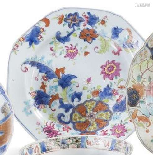 Assiette octogonale en porcelaine à riche... - Lot 249 - Lyn...