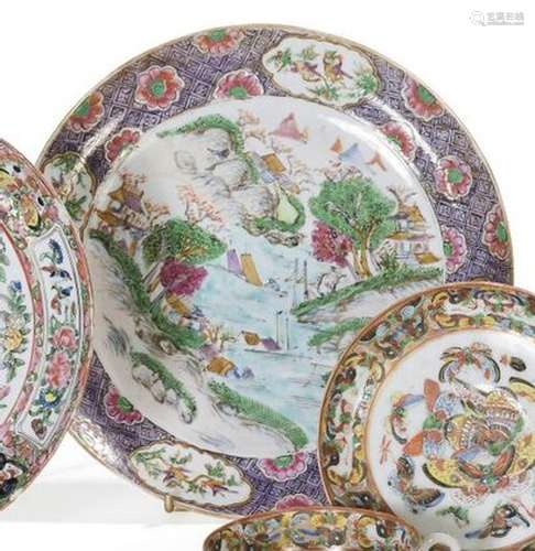 Assiette en porcelaine émaillée polychrome... - Lot 255 - Ly...