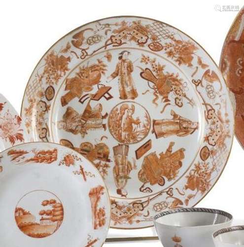 Belle assiette en porcelaine émaillée corail... - Lot 258 - ...