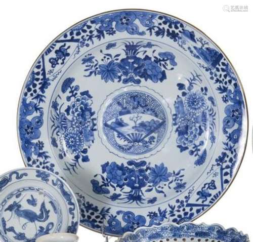 Important plat en porcelaine blanc bleu à... - Lot 268 - Lyn...