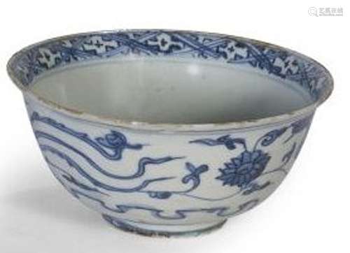 Bol en porcelaine émaillée blanc bleu à décor... - Lot 269 -...