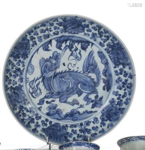 Plat en porcelaine émaillée blanc bleu à... - Lot 271 - Lynd...