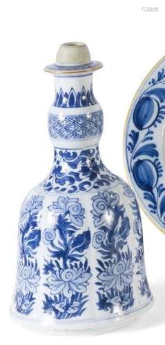 Vase bouteille en porcelaine blanc bleu à... - Lot 273 - Lyn...