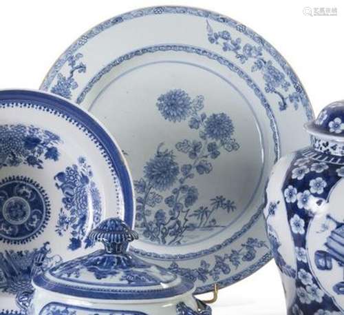 Plat en porcelaine à décor émaillé bleu pâle... - Lot 277 - ...