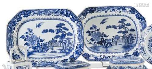 Paire de plats (quasi identiques) en porcelaine... - Lot 280...