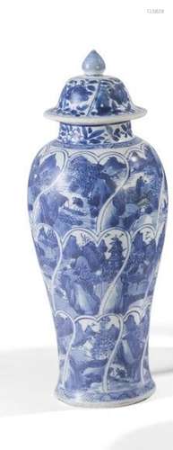 Jarre couverte en porcelaine blanc bleu à... - Lot 285 - Lyn...