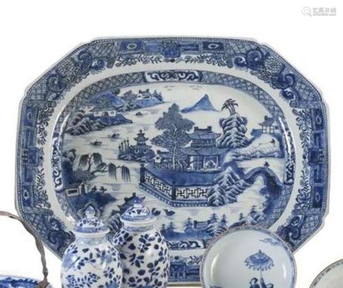 Important plat en porcelaine blanc bleu à... - Lot 287 - Lyn...