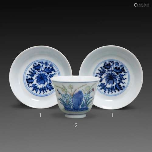 PAIRE DE SOUCOUPES CIRCULAIRES en porcelaine et émaux bleu s...