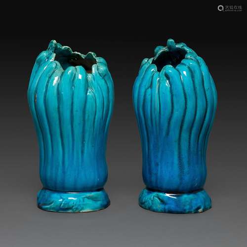 PAIRE DE VASES en grès émaillé bleu turquoise, reprenant la ...