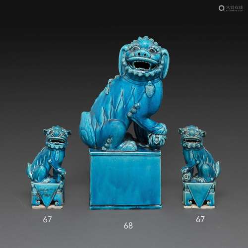 PAIRE DE LIONS BOUDDIQUES en biscuit émaillé bleu turquoise,...