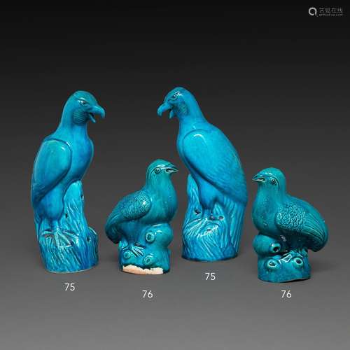 DEUX STATUETTES DE BULBULS DE CHINE en biscuit émaillé bleu ...