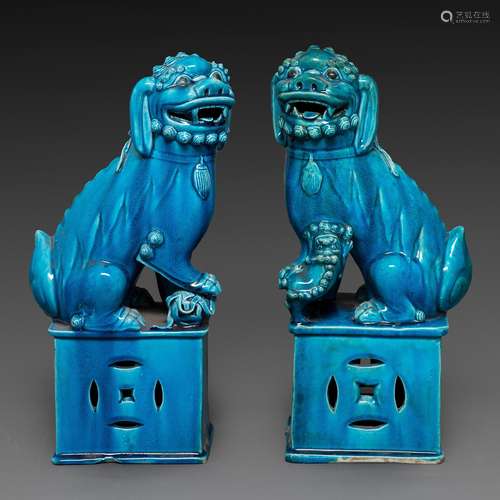 DEUX STATUETTES DE LIONS en biscuit émaillé bleu turquoise, ...