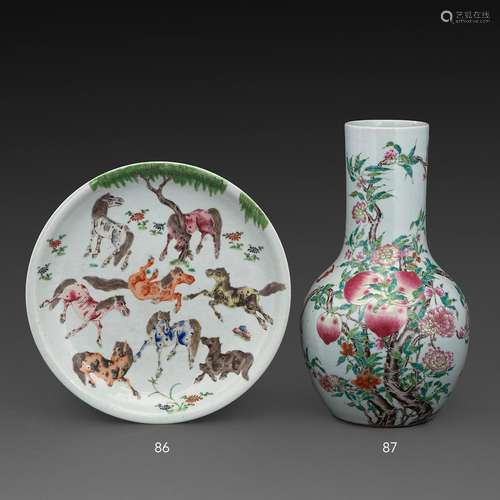 GRAND PLAT CREUX en porcelaine et émaux polychromes dans le ...