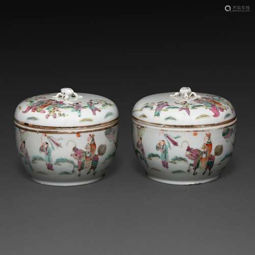 PAIRE DE POTS COUVERTS en porcelaine et émaux polychromes da...