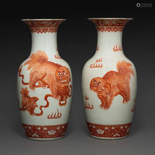 PAIRE DE VASES BALUSTRES en porcelaine et émaux rouge de fer...