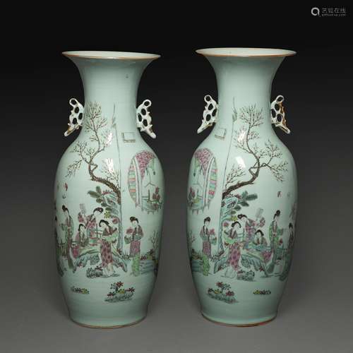 PAIRE DE GRANDS VASES À DEUX ANSES en porcelaine et émaux po...