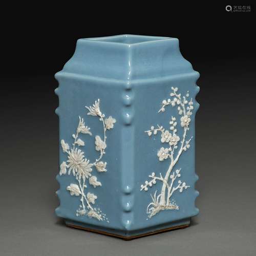 VASE QUADRANGULAIRE en porcelaine émaillée bleu ciel, les qu...