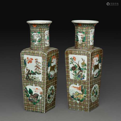 PAIRE DE VASES QUADRANGULAIRES en porcelaine et émaux polych...