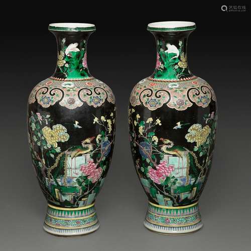 PAIRE DE GRANDS VASES en porcelaine et émaux polychromes dan...