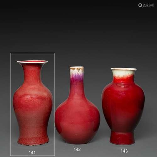 VASE BALUSTRE en porcelaine et couverte monochrome rouge dit...