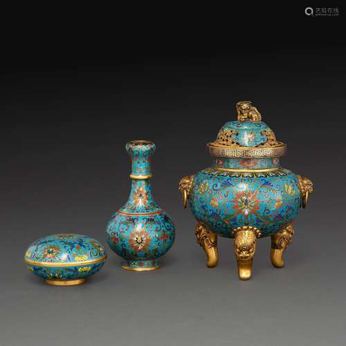 SUITE DE TROIS PIÈCES en bronze et émaux cloisonnés polychro...