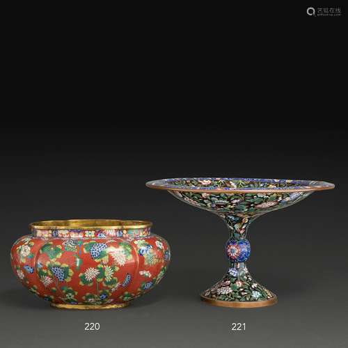 POT FLORIFORME en cuivre et émaux cloisonnés polychromes sur...