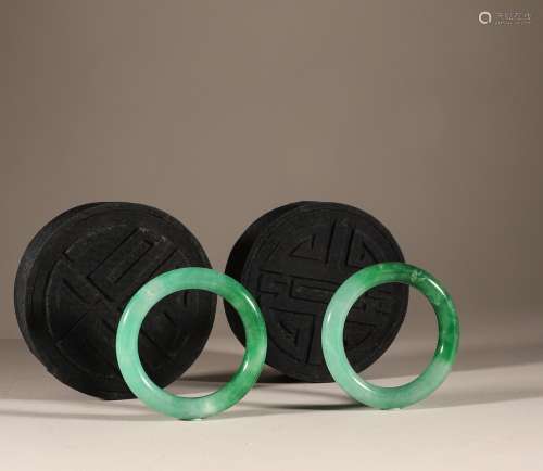 A pair of jade bracelets in Qing Dynasty