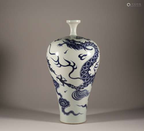 Blue and white plum vase with dragon pattern in Yuan Dynasty
