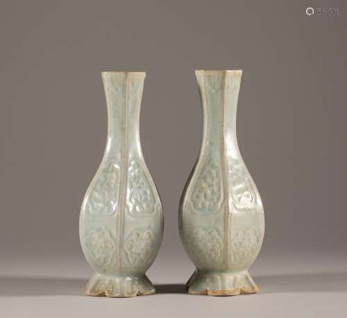 A pair of Longquan bottles in Song Dynasty