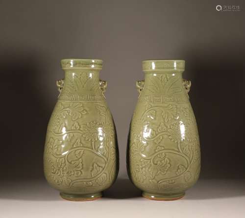 A pair of Longquan bottles in Yuan Dynasty