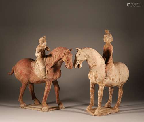 A pair of horse riding figurines in the Tang Dynasty