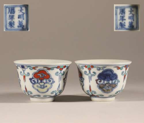 A pair of doucai cups in the Ming Dynasty
