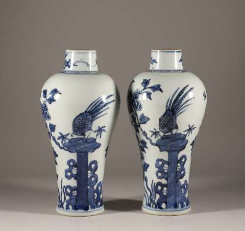 A pair of flower and bird plum vase in Qing Dynasty