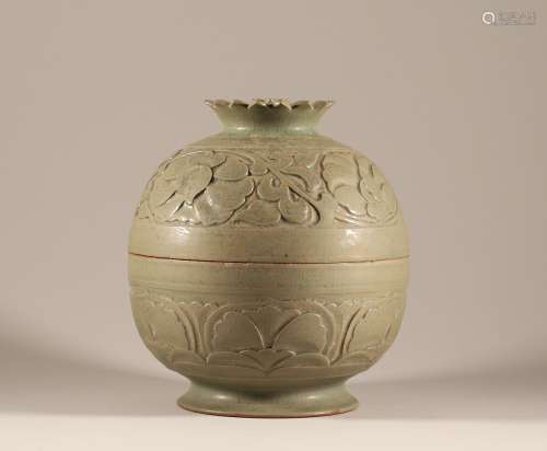 Carved pomegranate statue of Yue Kiln in Song Dynasty
