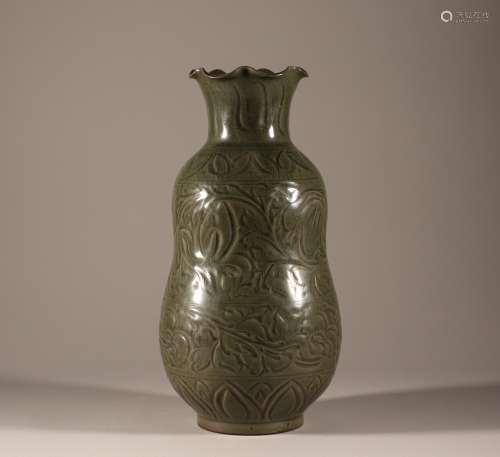 Flower mouth bottle of Yue Kiln in Song Dynasty