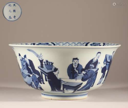 Big bowl of blue and white figures in Qing Dynasty