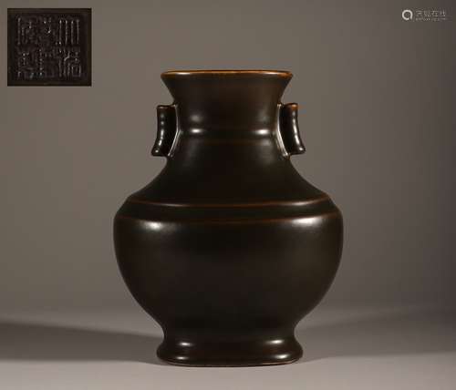 Qing Dynasty Qianlong tea powder glaze double ear bottle