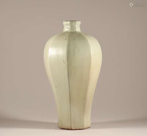 Six rowed plum vase of Song Dynasty