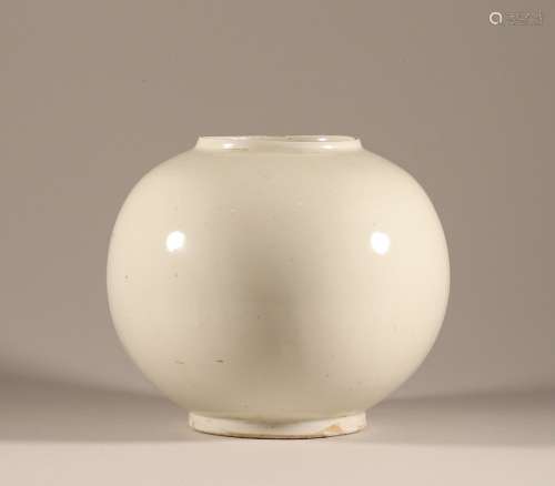 Ding kiln white glazed pot in Song Dynasty