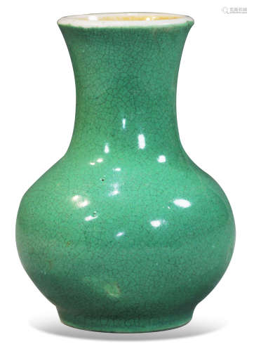 清中期鱼籽绿釉天球瓶