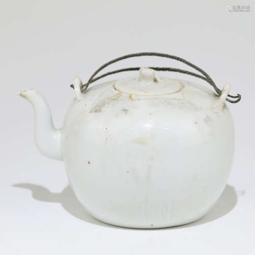 清 白釉刻瓷茶壺