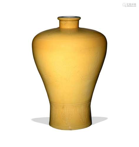 Chinese Incised Yellow Meiping Vase, Republic