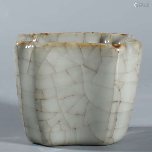 A Ge Type Ice Crackle Square Cup