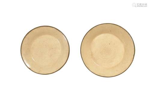 Pair of Chinese Ge Glazed Plates, Ming