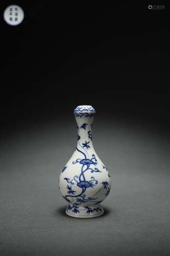 Blue-and-white Garlic-shaped Vase with Floral Patterns, Yong...