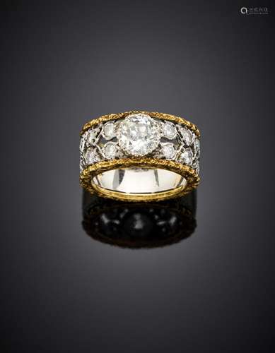 Bi-coloured chiseled gold ring with an old mine ct. 1.15 cir...