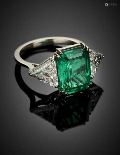 Octagonal ct. 5.00 circa emerald and triangular diamond shou...