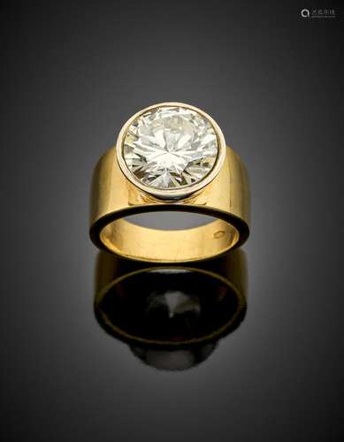 Round ct. 6.47 round bi-coloured gold diamond ring, g 12.84 ...